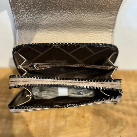 Wrangler‎ metallic quilted crossbody bag with guitar type strap NWOT - Picture 4 of 10